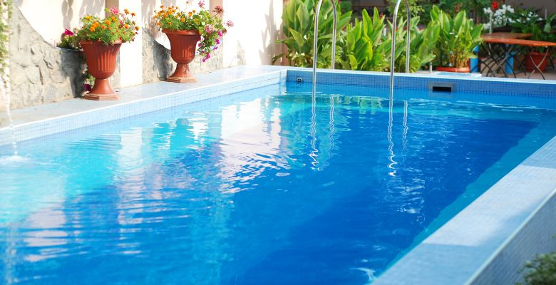 Descubre los múltiples beneficios de mantener tu piscina limpia.