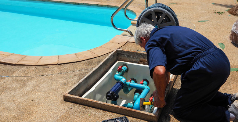 identificar las situaciones en las que es necesario solicitar la ayuda de un profesional para el mantenimiento de tu piscina.