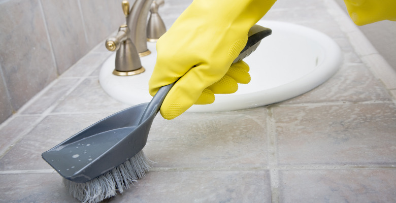 qué herramientas necesito para la limpieza de los azulejos de baño