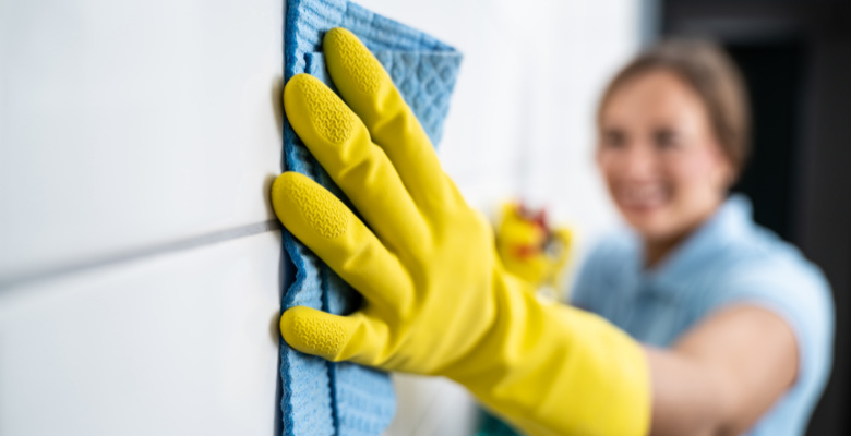 cómo eliminar de los azulejos del baño las manchas de moho y hongos