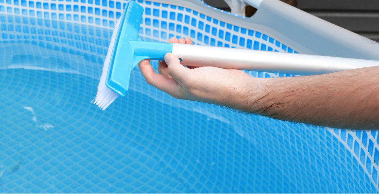 Descubre cómo abordar rápidamente manchas difíciles y escombros grandes en el fondo de tu piscina.