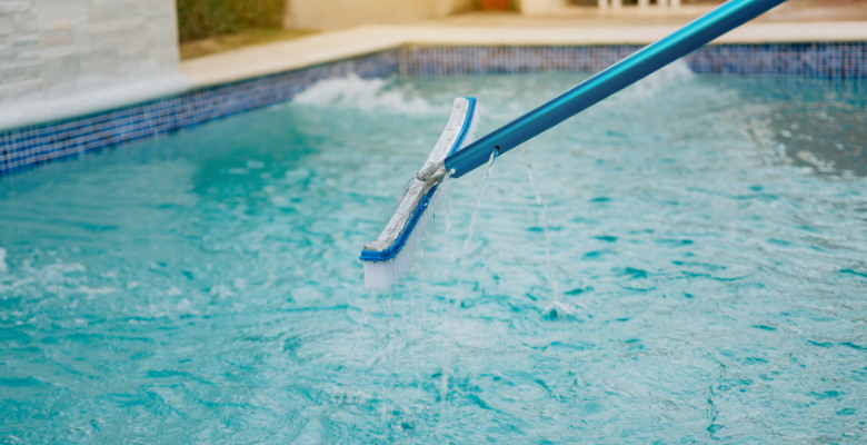 soluciones prácticas para limpiar el fondo de tu piscina cuando no dispones de un limpiafondos.