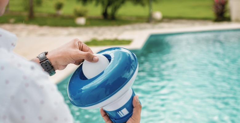 Tipos de cloro y su aplicación correcta en el agua de la piscina