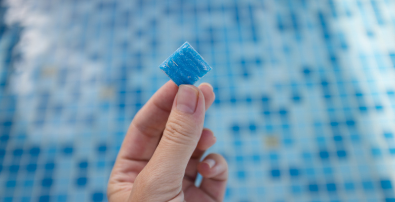 imagen de piscina en mal estado a causa de un mal mantenimiento