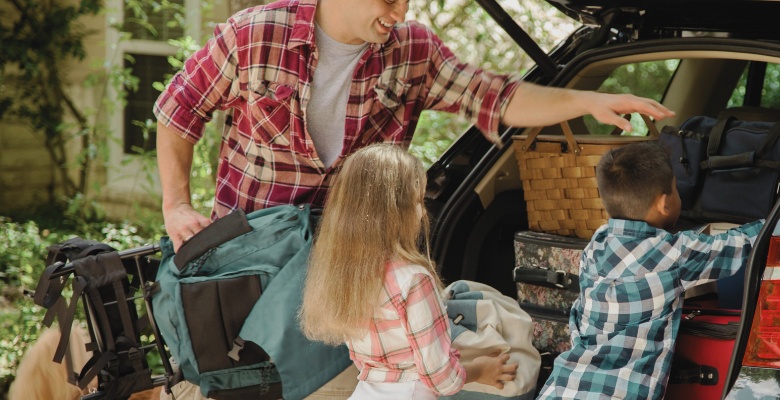 familia yendose de viaje con la casa limpia