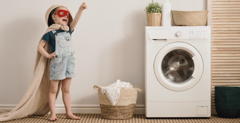 niño con ropa limpia y fresca en verano