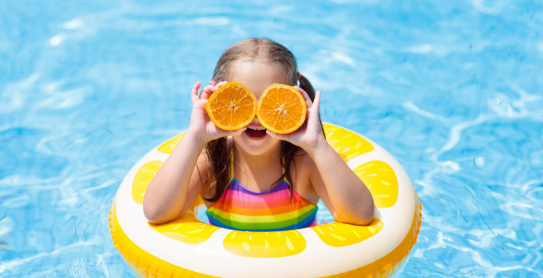 imagen de niños disfrutando de una piscina limpia