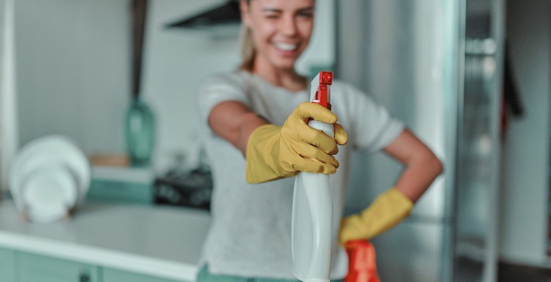 imagen de mujer disfrutando de limpiar para un hogar limpio todo el verano