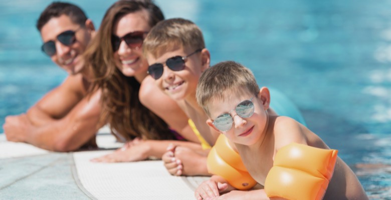 familia disfrutando de una piscina limpia y saludable