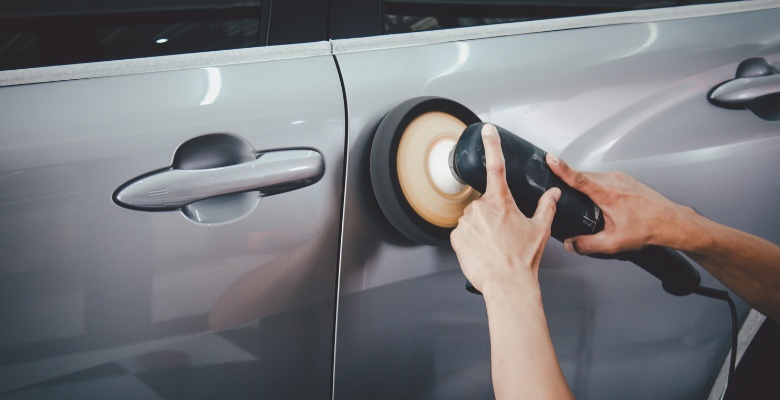 encerado y protección de la pintura del coche