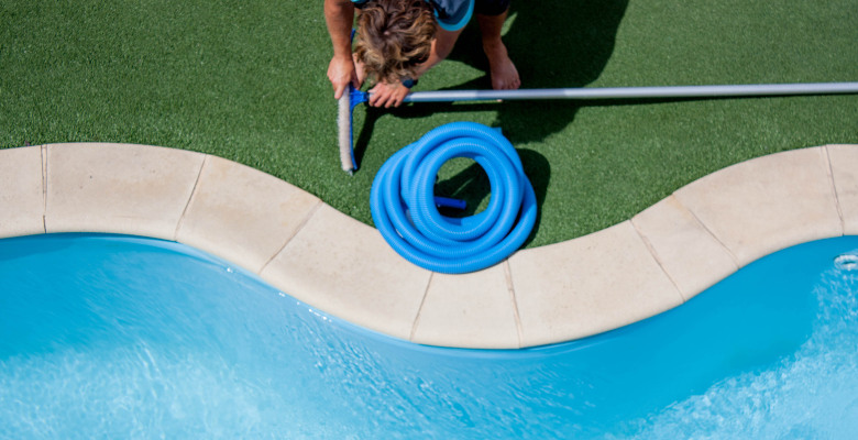 imagen de los cuidados de las piscina para su higiene