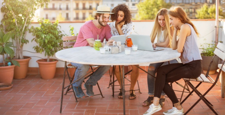 Imagen de gente disfrutando en una terraza limpia