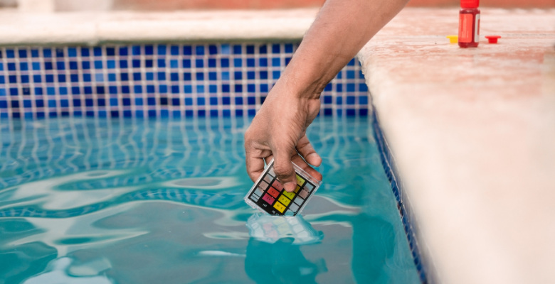 Descubre la importancia de mantener un equilibrio adecuado del agua y niveles de cloro en tu piscina.