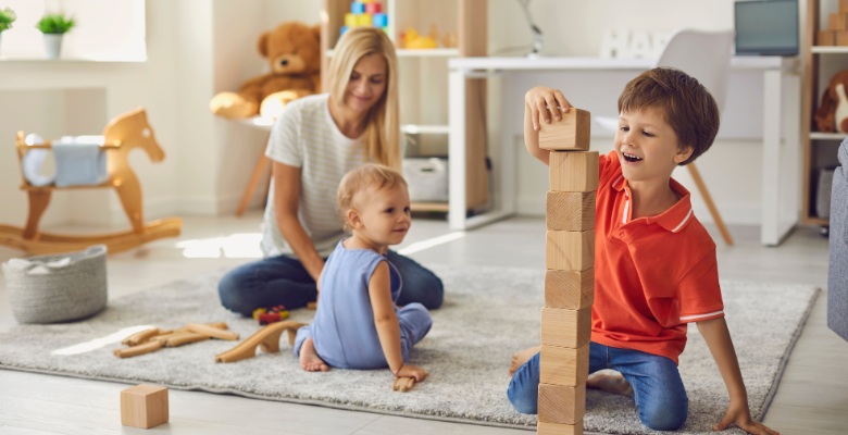 familia disfrutando en el suelo de casa limpio