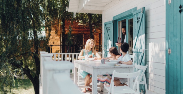 familia disfrutando de las superficies del hogar limpias en verano