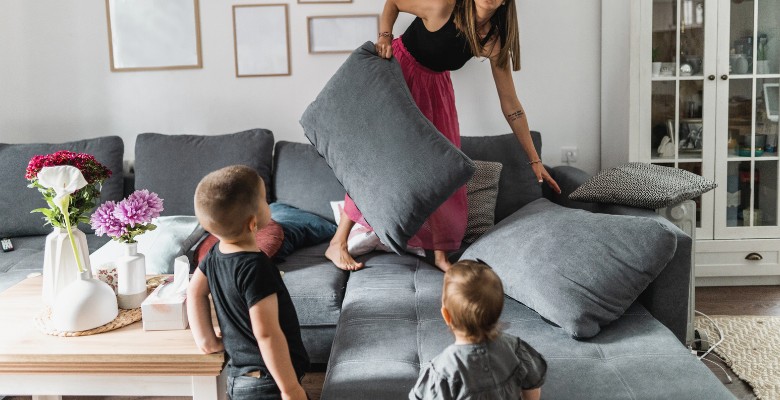 imagen de familia limpiando el salón en verano