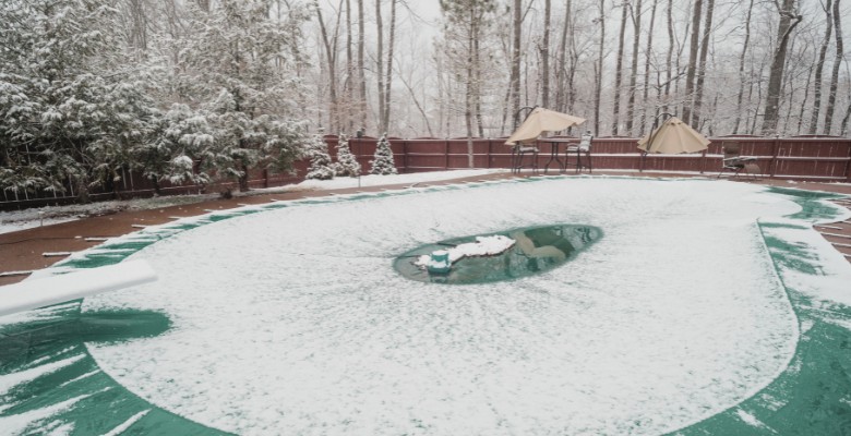 Imagen de piscina en invierno cuidada con invernadores