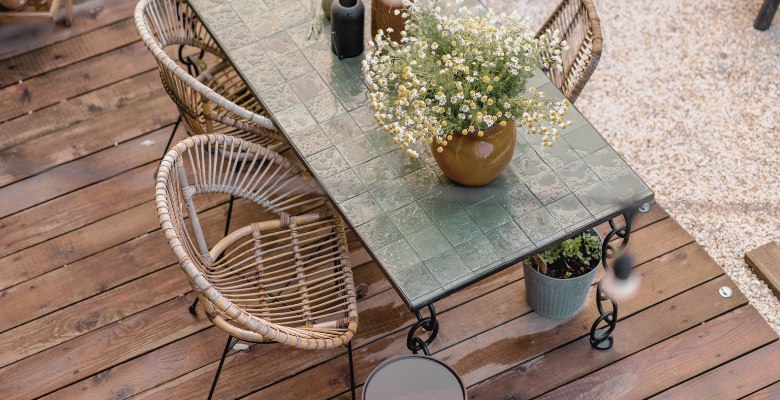 terraza de madera limpia y bien cuidada