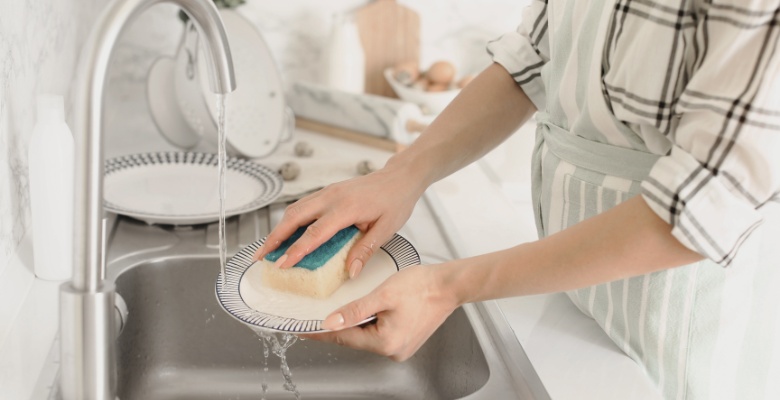 imagen de limpieza de esponjas en la cocina