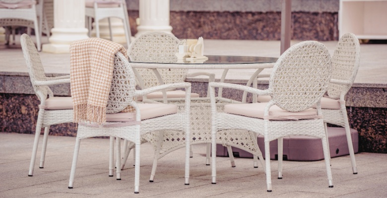 muebles de ratán en terraza exterior en buen estado