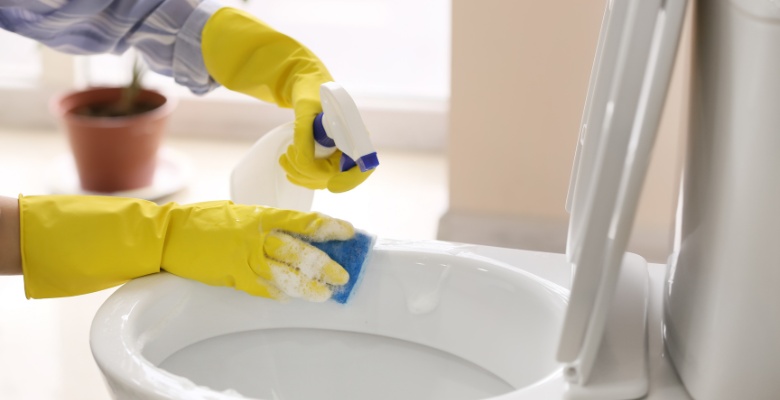 limpiar el baño para evitar la acumulación de suciedad y humedad