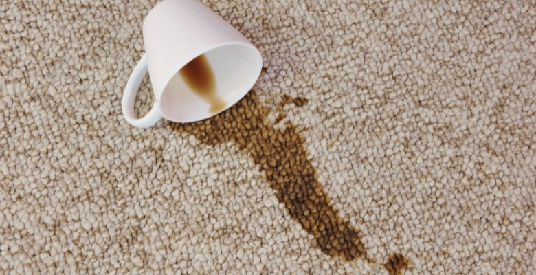 método de papel absorbente para limpiar manchas de café en alfombra