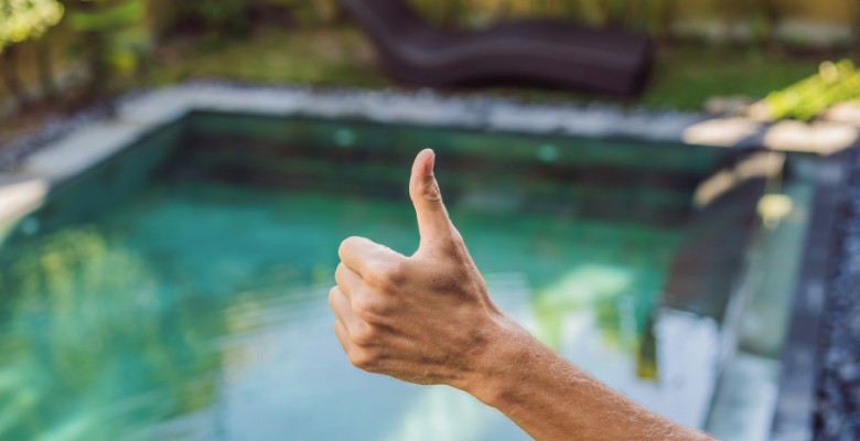 imagen de piscina correctamente limpia y lista para su uso