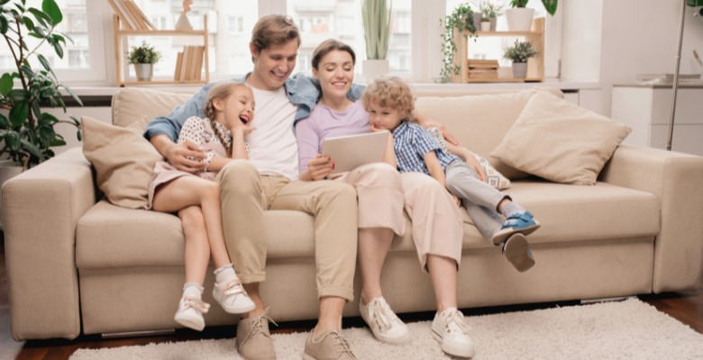 imagen de una familia disfrutando de un salón limpio y acogedor en verano