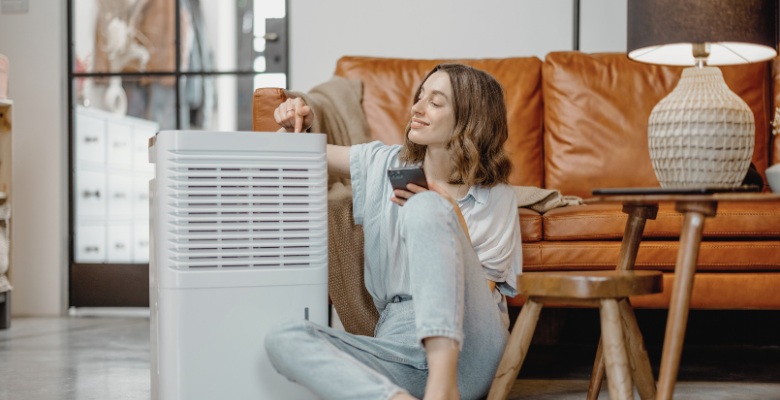 mujer disfrutando de electrodoméstico en buen estado y limpio en verano