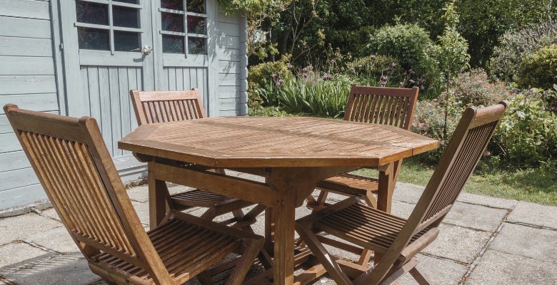 muebles de madera en jardín cuidados y bonitos