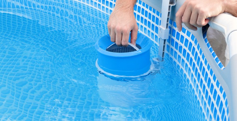 imagen de mantenimiento de la piscina para su uso saludable