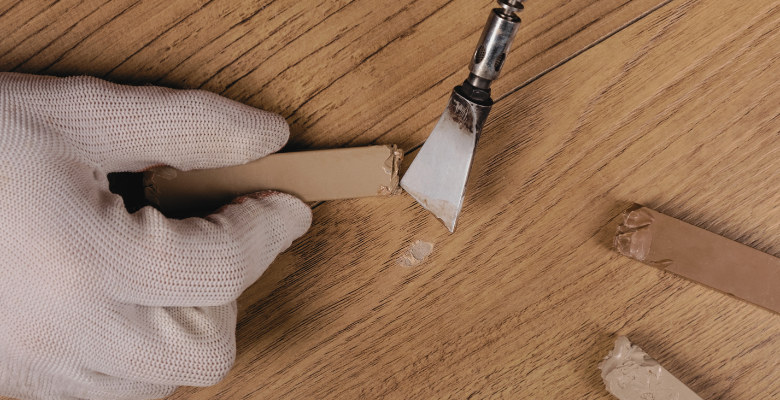 imagen reparando daño en suelo de parquet