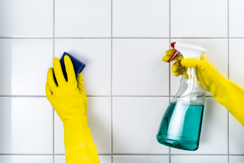 Cómo limpiar los azulejos de baño: consejos y productos recomendados