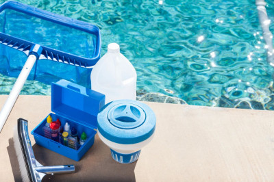 Mantenimiento de piscinas en verano: claves para un agua limpia